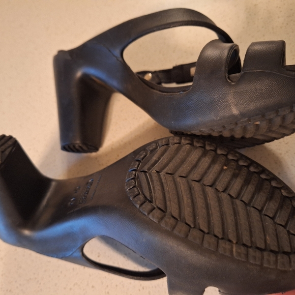 Ladies Crocs - Picture 3 of 4